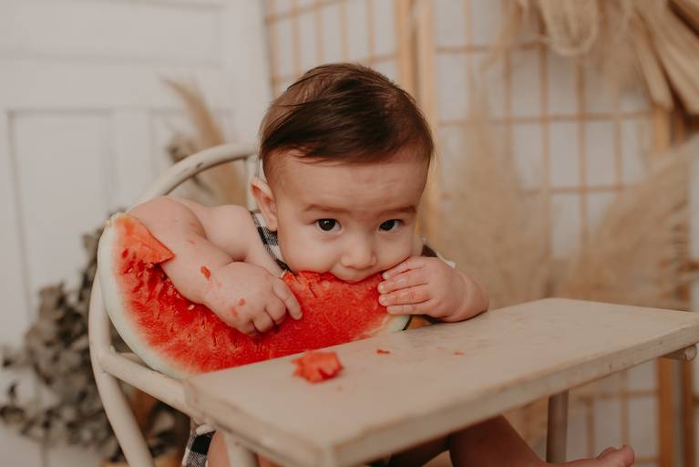 ensaio com bebê na cadeirinha com frutinhas e melancia, fotografa de bebes em campo grande, ensaio de criança,