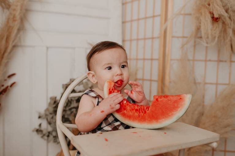 ensaio com bebê na cadeirinha com frutinhas e melancia, fotografa de bebes em campo grande, ensaio de criança,