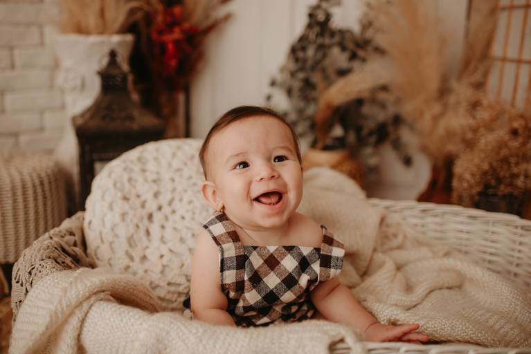 ensaio com bebê na cadeirinha com frutinhas e melancia, fotografa de bebes em campo grande, ensaio de criança,