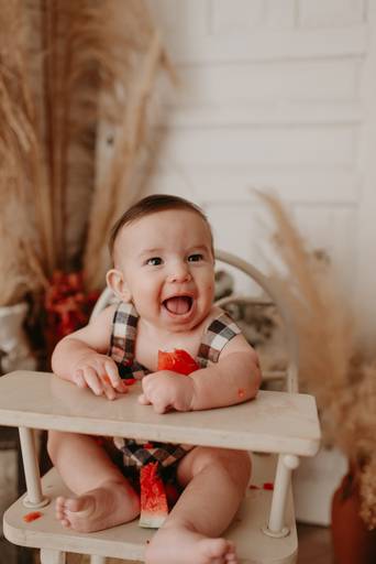 ensaio com bebê na cadeirinha com frutinhas e melancia, fotografa de bebes em campo grande, ensaio de criança,