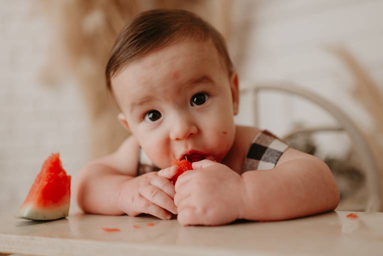 ensaio com bebê na cadeirinha com frutinhas e melancia, fotografa de bebes em campo grande, ensaio de criança,