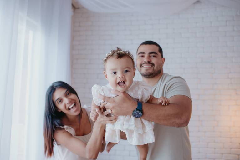 fotografo de bebes em campo grade, smash the cake, boho, smash the cake minimalista, ensaio externo, lago, ensai boho, smash com bolo branco, ensaio familia, ensaio pinterest, bebe camponesa, ensaio com margaridas, bebe com cestinha