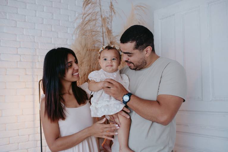 fotografo de bebes em campo grade, smash the cake, boho, smash the cake minimalista, ensaio externo, lago, ensai boho, smash com bolo branco, ensaio familia, ensaio pinterest, bebe camponesa, ensaio com margaridas, bebe com cestinha