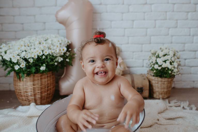 fotografo de bebes em campo grade, smash the cake, boho, smash the cake minimalista, ensaio externo, lago, ensai boho, smash com bolo branco, ensaio familia, ensaio pinterest, bebe camponesa, ensaio com margaridas, bebe com cestinha