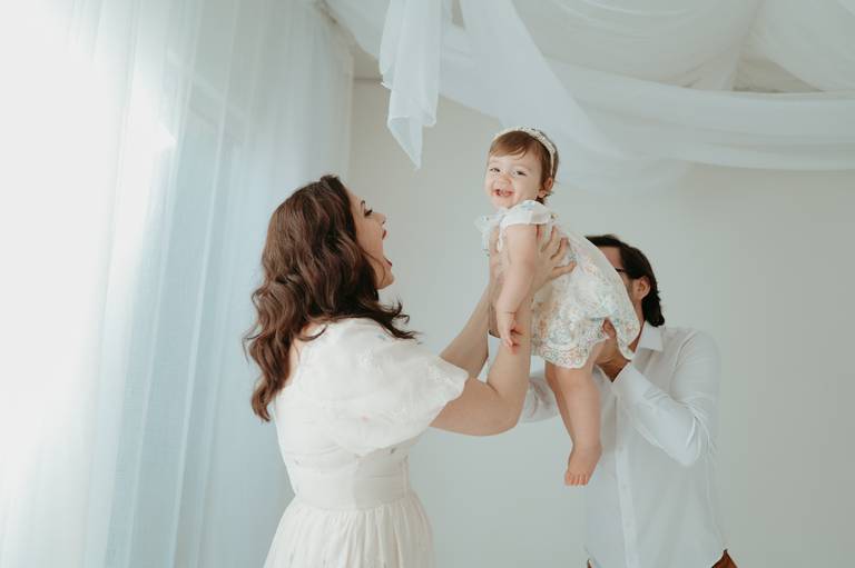fotografo de bebes em campo grade, smash the cake, boho, smash the cake minimalista, ensaio externo, lago, ensai boho, smash com bolo branco, ensaio familia, ensaio pinterest, bebe camponesa, ensaio com margaridas, bebe com cestinha