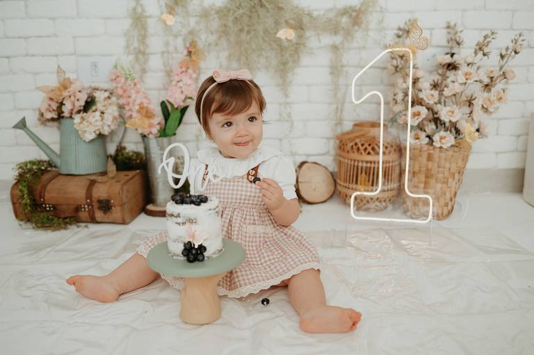 fotografo de bebes em campo grade, smash the cake, boho, smash the cake minimalista, ensaio externo, lago, ensai boho, smash com bolo branco, ensaio familia, ensaio pinterest, bebe camponesa, ensaio com margaridas, bebe com cestinha