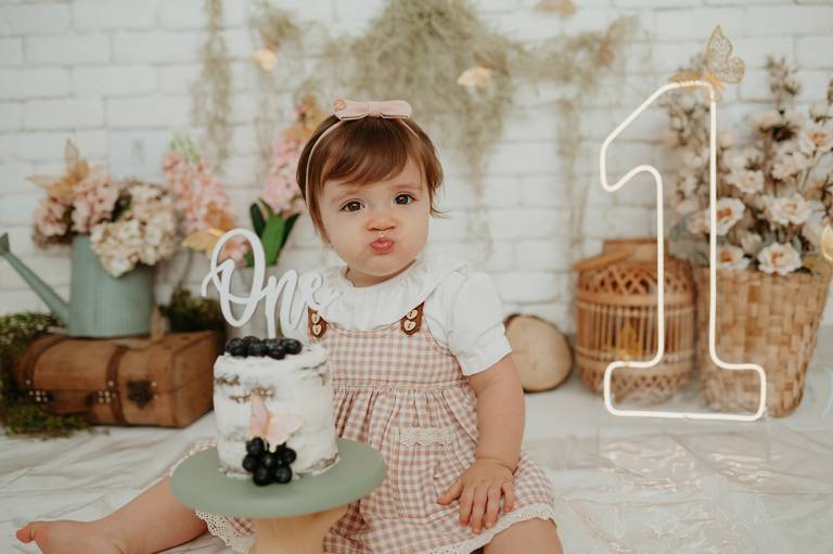fotografo de bebes em campo grade, smash the cake, boho, smash the cake minimalista, ensaio externo, lago, ensai boho, smash com bolo branco, ensaio familia, ensaio pinterest, bebe camponesa, ensaio com margaridas, bebe com cestinha