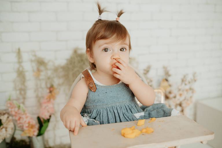 fotografo de bebes em campo grade, smash the cake, boho, smash the cake minimalista, ensaio externo, lago, ensai boho, smash com bolo branco, ensaio familia, ensaio pinterest, bebe camponesa, ensaio com margaridas, bebe com cestinha