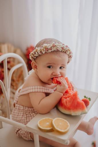 ensaio com bebê na cadeirinha com frutinhas e melancia, fotografa de bebes em campo grande, ensaio de criança,