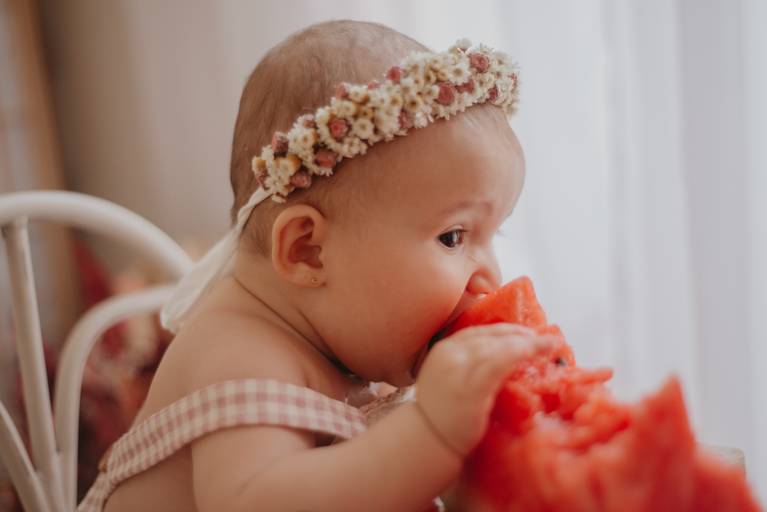 ensaio com bebê na cadeirinha com frutinhas e melancia, fotografa de bebes em campo grande, ensaio de criança,