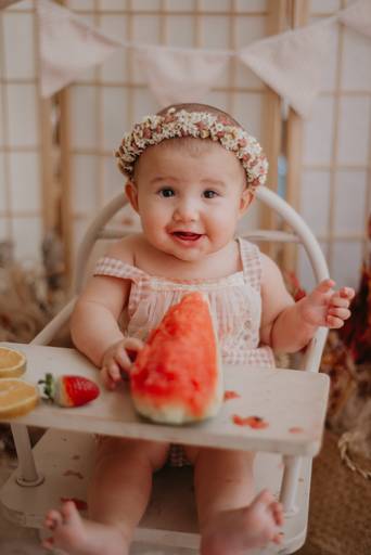 ensaio com bebê na cadeirinha com frutinhas e melancia, fotografa de bebes em campo grande, ensaio de criança,