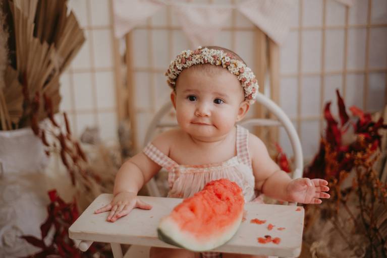 ensaio com bebê na cadeirinha com frutinhas e melancia, fotografa de bebes em campo grande, ensaio de criança,