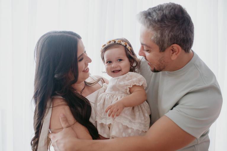 fotografo de bebes em campo grade, smash the cake, boho, smash the cake minimalista, ensaio externo, lago, ensai boho, smash com bolo branco, ensaio familia, ensaio pinterest, bebe camponesa, ensaio com margaridas, bebe com cestinha