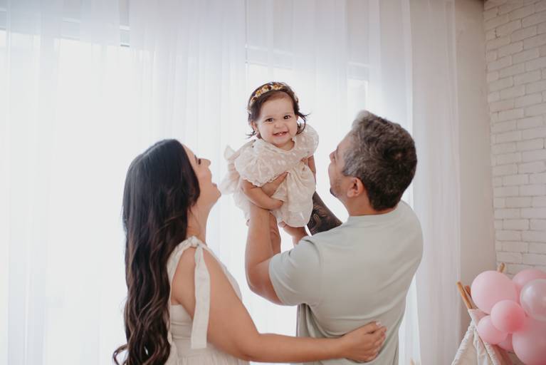 fotografo de bebes em campo grade, smash the cake, boho, smash the cake minimalista, ensaio externo, lago, ensai boho, smash com bolo branco, ensaio familia, ensaio pinterest, bebe camponesa, ensaio com margaridas, bebe com cestinha