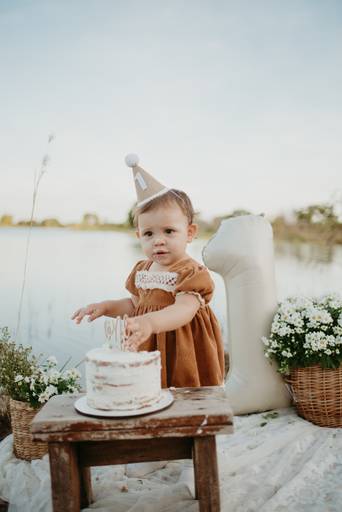 fotografo de bebes em campo grade, smash the cake, boho, smash the cake minimalista, ensaio externo, lago, ensai boho, smash com bolo branco, ensaio familia, ensaio pinterest, bebe camponesa, ensaio com margaridas, bebe com cestinha