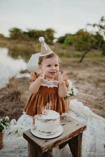 fotografo de bebes em campo grade, smash the cake, boho, smash the cake minimalista, ensaio externo, lago, ensai boho, smash com bolo branco, ensaio familia, ensaio pinterest, bebe camponesa, ensaio com margaridas, bebe com cestinha