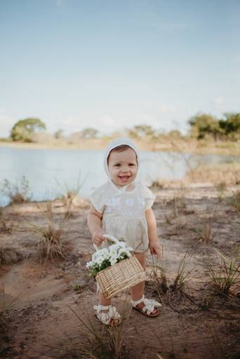 fotografo de bebes em campo grade, smash the cake, boho, smash the cake minimalista, ensaio externo, lago, ensai boho, smash com bolo branco, ensaio familia, ensaio pinterest, bebe camponesa, ensaio com margaridas, bebe com cestinha