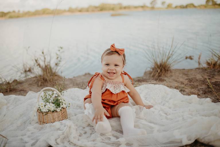 fotografo de bebes em campo grade, smash the cake, boho, smash the cake minimalista, ensaio externo, lago, ensai boho, smash com bolo branco, ensaio familia, ensaio pinterest, bebe camponesa, ensaio com margaridas, bebe com cestinha