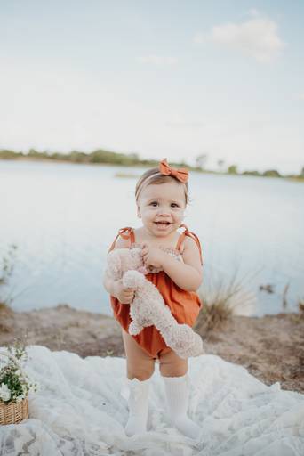 fotografo de bebes em campo grade, smash the cake, boho, smash the cake minimalista, ensaio externo, lago, ensai boho, smash com bolo branco, ensaio familia, ensaio pinterest, bebe camponesa, ensaio com margaridas, bebe com cestinha