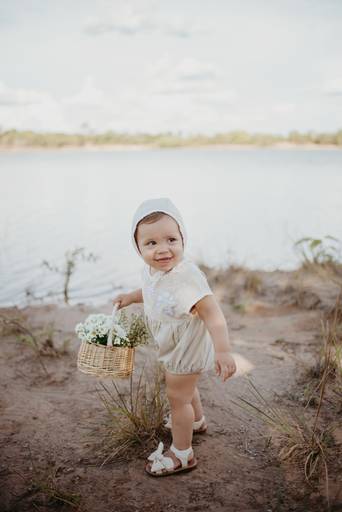 fotografo de bebes em campo grade, smash the cake, boho, smash the cake minimalista, ensaio externo, lago, ensai boho, smash com bolo branco, ensaio familia, ensaio pinterest, bebe camponesa, ensaio com margaridas, bebe com cestinha