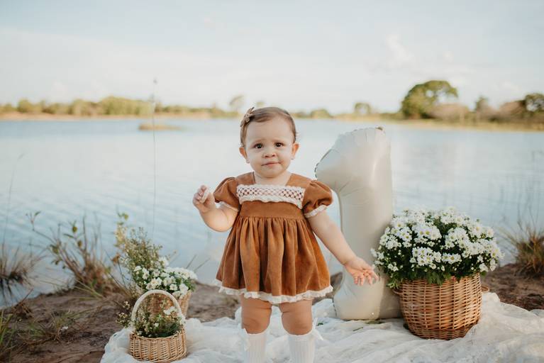 fotografo de bebes em campo grade, smash the cake, boho, smash the cake minimalista, ensaio externo, lago, ensai boho, smash com bolo branco, ensaio familia, ensaio pinterest, bebe camponesa, ensaio com margaridas, bebe com cestinha