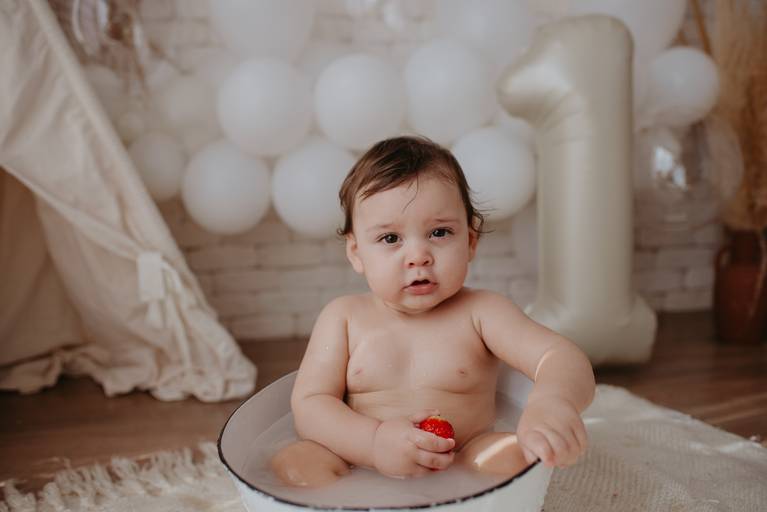 fotografo de bebes em campo grade, smash the cake, boho, smash the cake minimalista, ensaio externo, lago, ensai boho, smash com bolo branco, ensaio familia, ensaio pinterest, bebe camponesa, ensaio com margaridas, bebe com cestinha