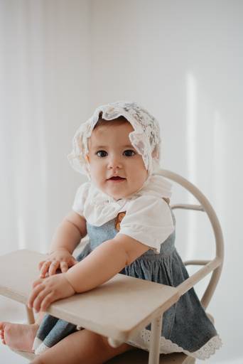 ensaio com bebê na cadeirinha com frutinhas e melancia, fotografa de bebes em campo grande, ensaio de criança,