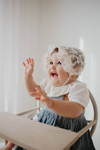 ensaio com bebê na cadeirinha com frutinhas e melancia, fotografa de bebes em campo grande, ensaio de criança,