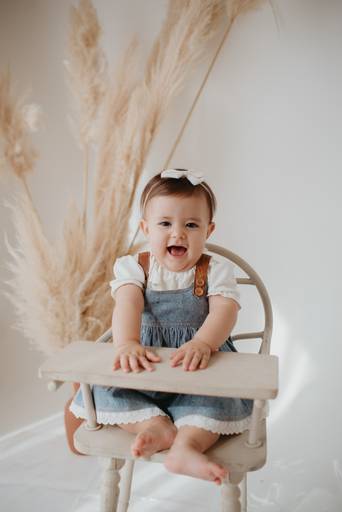 ensaio com bebê na cadeirinha com frutinhas e melancia, fotografa de bebes em campo grande, ensaio de criança,