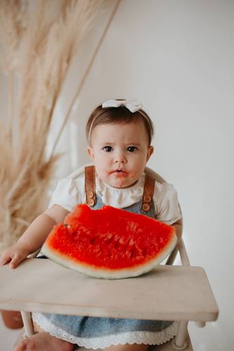 ensaio com bebê na cadeirinha com frutinhas e melancia, fotografa de bebes em campo grande, ensaio de criança,