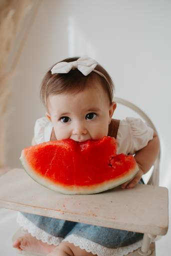 ensaio com bebê na cadeirinha com frutinhas e melancia, fotografa de bebes em campo grande, ensaio de criança,