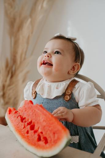 ensaio com bebê na cadeirinha com frutinhas e melancia, fotografa de bebes em campo grande, ensaio de criança,