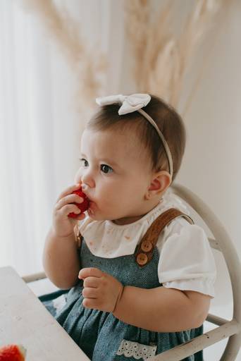 ensaio com bebê na cadeirinha com frutinhas e melancia, fotografa de bebes em campo grande, ensaio de criança,
