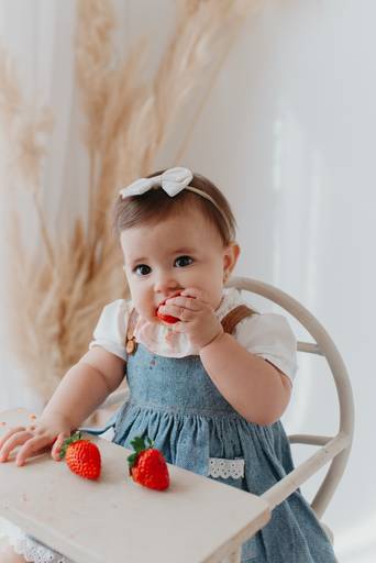 ensaio com bebê na cadeirinha com frutinhas e melancia, fotografa de bebes em campo grande, ensaio de criança,