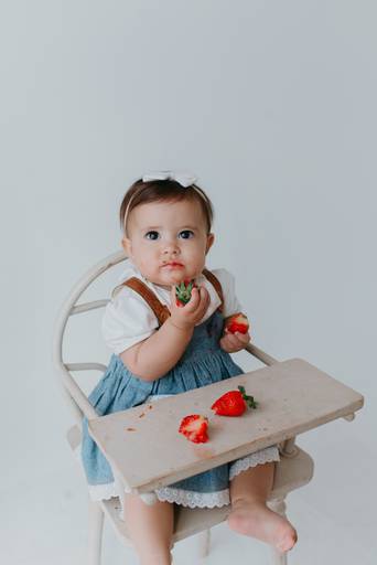 ensaio com bebê na cadeirinha com frutinhas e melancia, fotografa de bebes em campo grande, ensaio de criança,