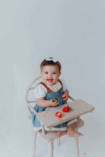ensaio com bebê na cadeirinha com frutinhas e melancia, fotografa de bebes em campo grande, ensaio de criança,