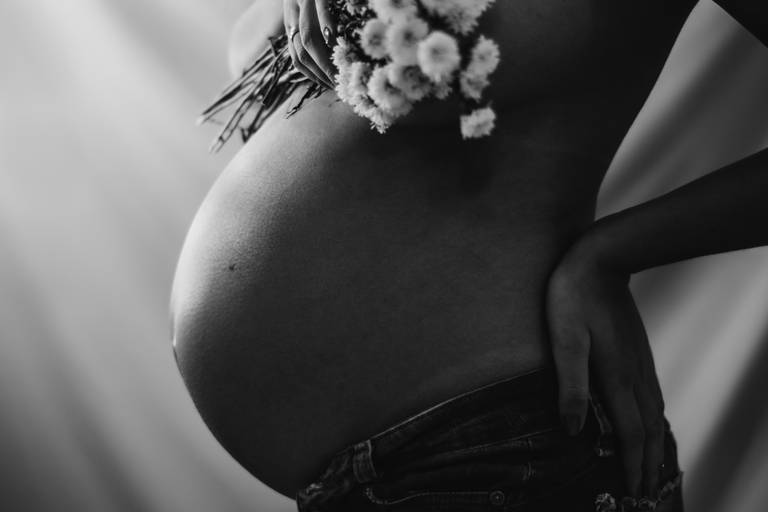 fotos de gestante; gravida no estudio; fotos de gravida no estudio; ensaio de gestante campo grande; campogrande; sessão de gestante no estudio; fotos criativas de gravida; fotografa campo grande; fotos criativas de gestante; gravidas nu; ensaio nua