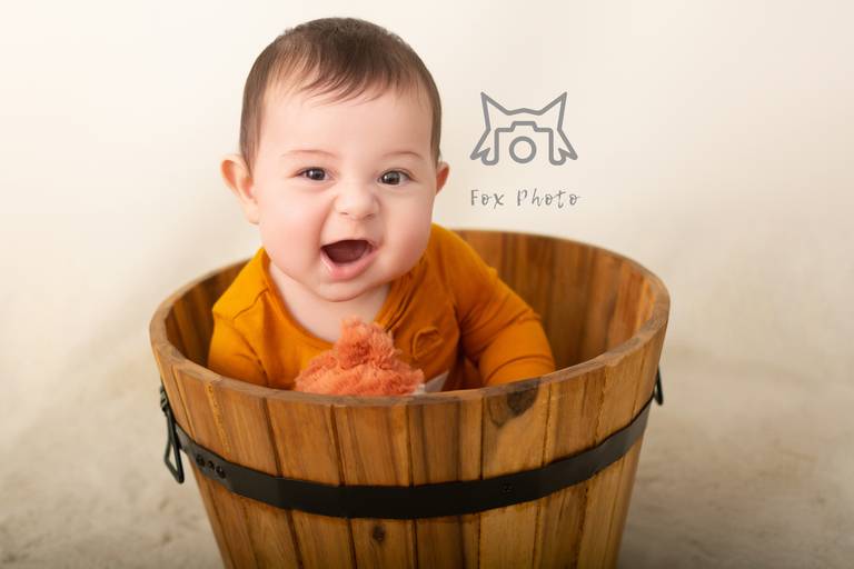 Creamy background with wooden bucket
