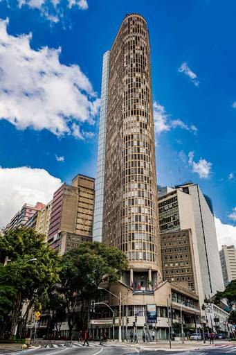 Edifício Itália: Um clássico que se destaca no horizonte, proporcionando vistas deslumbrantes da cidade.