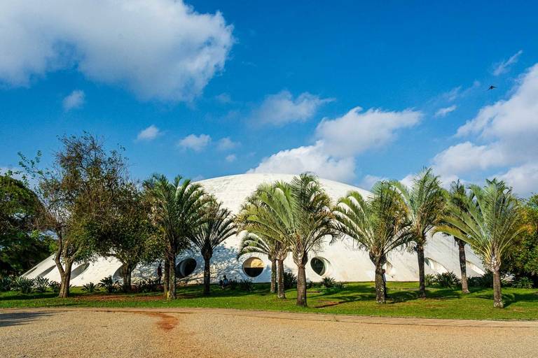 Parque Ibirapuera: Um oasis urbano, onde a natureza se encontra com a arte. Cenário perfeito para um passeio tranquilo ou uma tarde cultural nos museus.