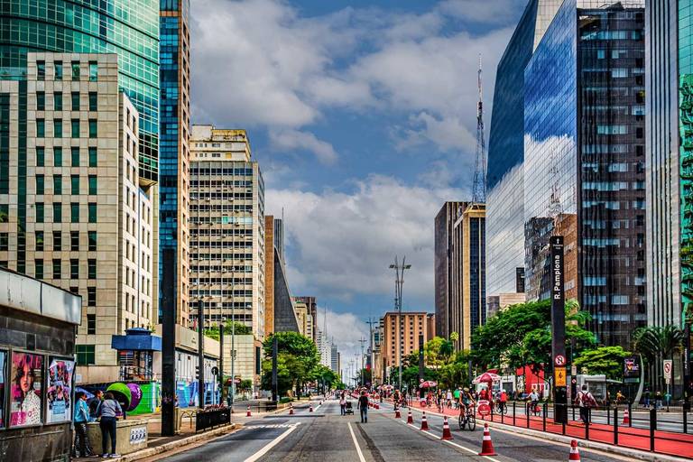 Avenida Paulista: O coração financeiro da cidade, cheio de arranha-céus e vida agitada. Um lugar que nunca dorme, assim como São Paulo.