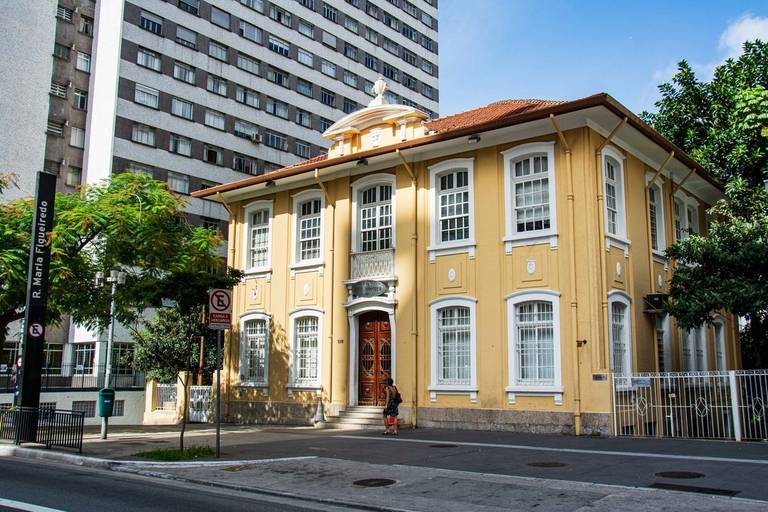 O Instituto Pasteur, localizado na Avenida Paulista, em São Paulo, é uma instituição centenária dedicada à pesquisa científica sobre a raiva. O edifício, construído em estilo neoclássico, foi inaugurado em 1903 e é um dos marcos arquitetônicos da cidade.