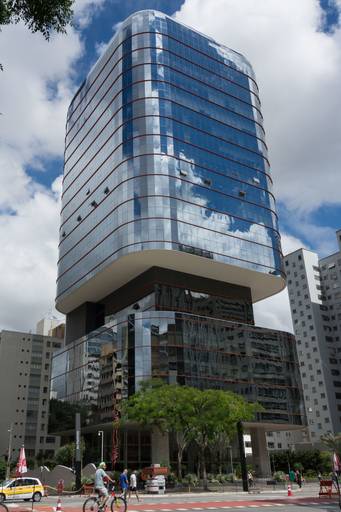 Avenida Paulista: O coração financeiro da cidade, cheio de arranha-céus e vida agitada. Um lugar que nunca dorme, assim como São Paulo.