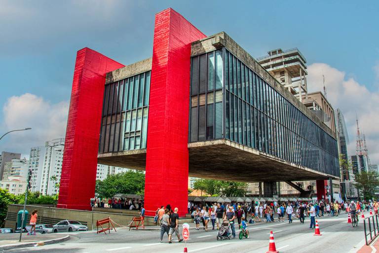 MASP: O Museu de Arte de São Paulo, com sua arquitetura única, é um ícone cultural que abriga obras de artistas nacionais e internacionais.