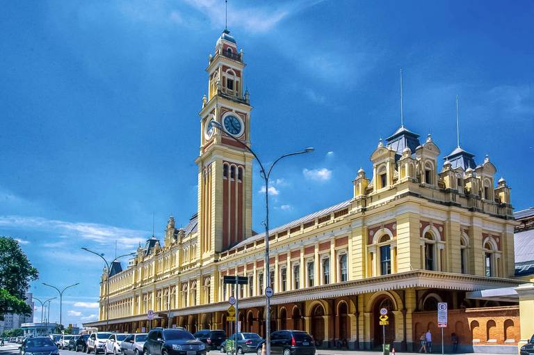 A Estação da Luz, em São Paulo, é um dos marcos arquitetônicos mais importantes da cidade. Construída em estilo neomourisco, a estação foi inaugurada em 1901 e serviu como porta de entrada para milhões de pessoas que chegavam à cidade