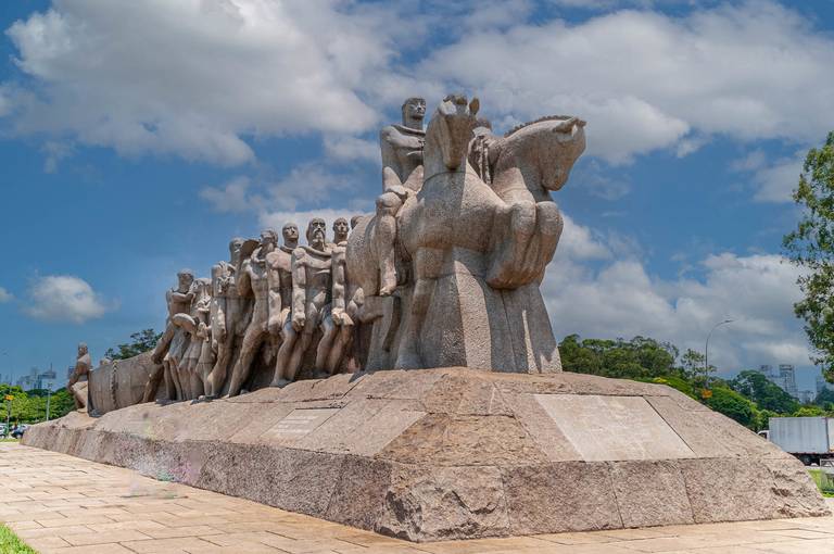 Parque Ibirapuera: Um oasis urbano, onde a natureza se encontra com a arte. Cenário perfeito para um passeio tranquilo ou uma tarde cultural nos museus.