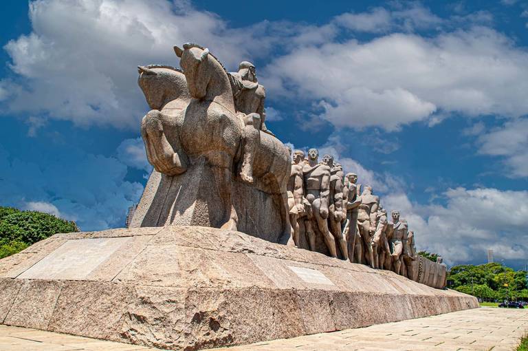 Parque Ibirapuera: Um oasis urbano, onde a natureza se encontra com a arte. Cenário perfeito para um passeio tranquilo ou uma tarde cultural nos museus.
