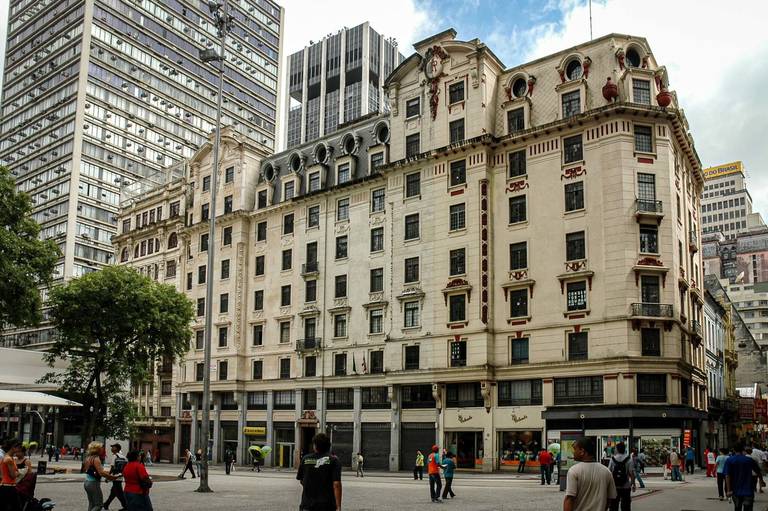 “O Edifício Lutétia, localizado na Praça do Patriarca, em São Paulo, é um exemplo da arquitetura neoclássica brasileira da década de 1920. O edifício, projetado por Ramos de Azevedo, é um dos marcos históricos da cidade.”