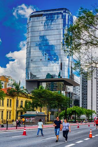 Avenida Paulista: O coração financeiro da cidade, cheio de arranha-céus e vida agitada. Um lugar que nunca dorme, assim como São Paulo.