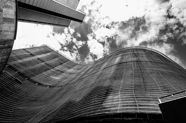 Edifício Copam: Uma vista panorâmica da cidade, com seus edifícios imponentes e a urbanidade paulistana.